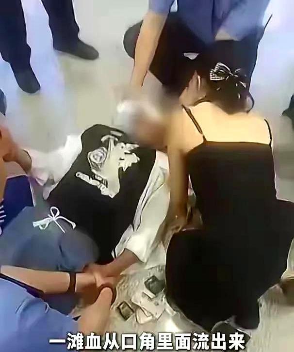 男子突然倒地被护士抢回生机 白衣天使咬甲急救