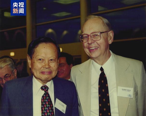 杨振宁的人生是探索未知的不朽传奇 心怀家国的永恒回响