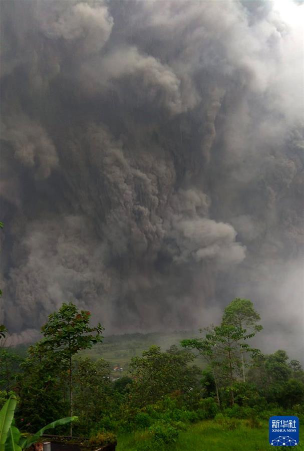 这张印尼国家抗灾署发布的照片显示，12月4日，印度尼西亚东爪哇省塞梅鲁火山喷发。 新华社发