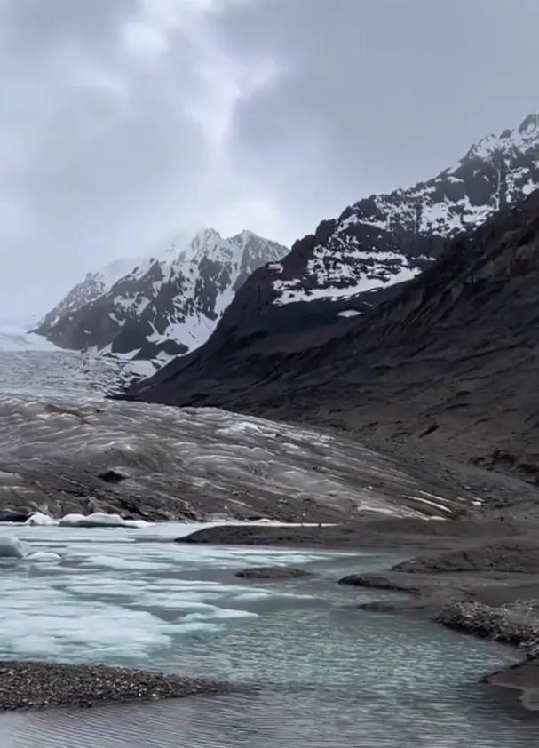 19岁藏族小伙救掉入冰川游客,展现非凡的英勇行为