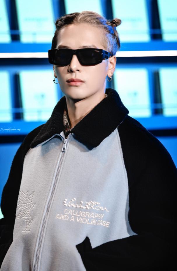 王嘉尔金发丸子头造型现身活动现场,网友表示:今天是"金发小哪吒"