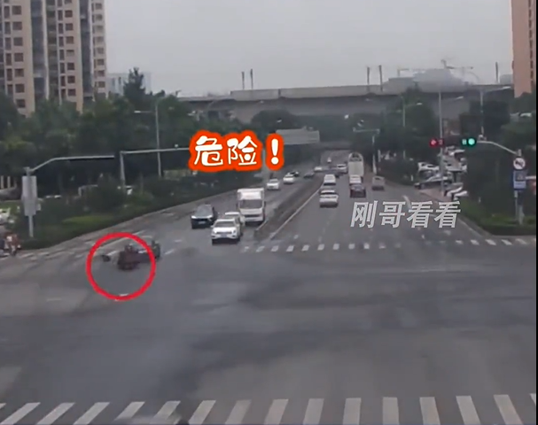 三轮车“鬼探头”被小车撞飞，监控视频曝光