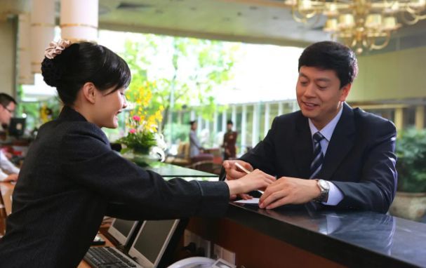 被告知价格涨了20% 得知游客酒店涨价司机投诉