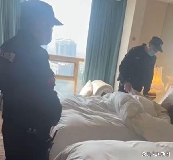 酒店回应陌生女子尾随男子进屋睡觉，一般不刷房卡不能坐电梯上去