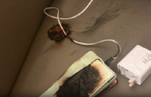 女子称手机充电时爆炸沙发烧出洞 客服回应