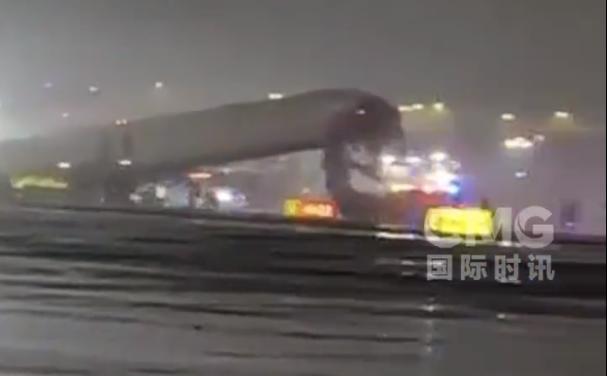 纽约一飞机撞上消防车 2位机长身亡