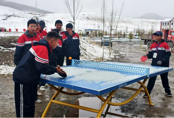 雪域追光，督察成长：拜尔斯说念夫旗低品牌妮维雅联袂公益伙伴走进青海玉树