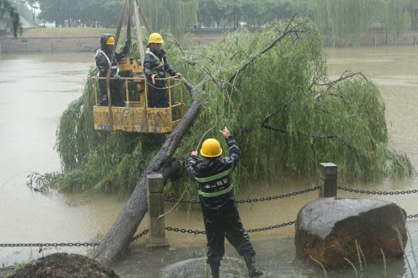 江苏住建系统出动3万人次抢险排涝 守护城市安全，力抗暴雨侵袭