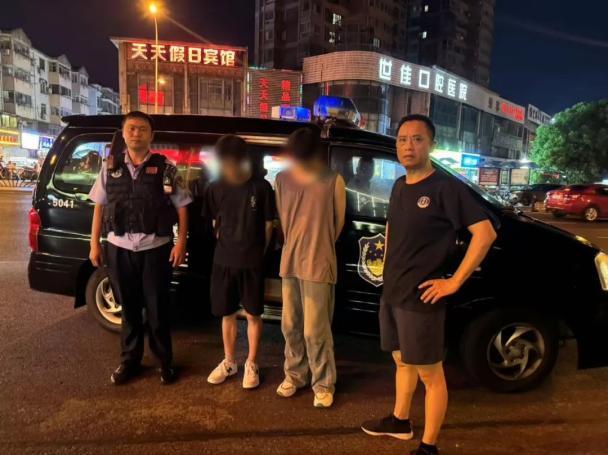 民警陪妻子散步途中,，順手抓了2個嫌疑人……