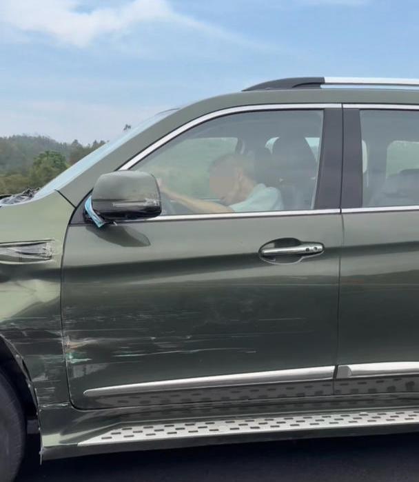 官方回应高速上SUV低速乱窜 司机状态异常引发担忧