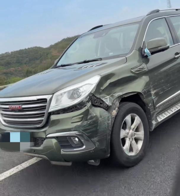 SUV在高速慢速乱行后撞上收费站石墩 司机状态异常引发担忧