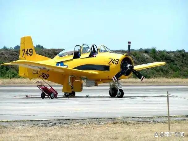 中国“超级小黄蜂”战机试飞炸场!双垂尾藏着啥玄机?作为一架内外兼修的战鹰,难怪它的亮相能引发如此巨大的关注