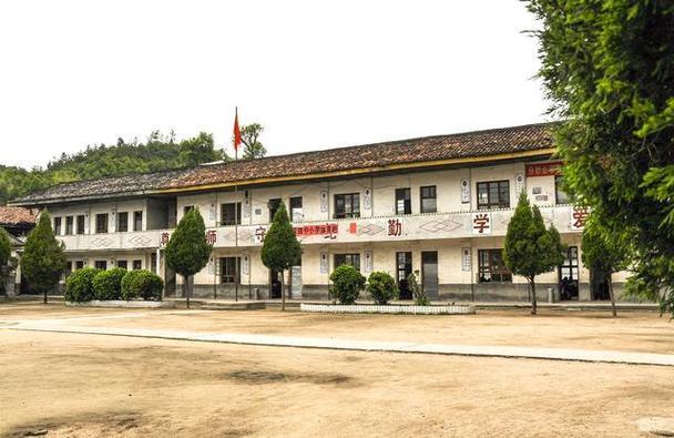 柬泰冲突持续 柬埔寨部分学生获安置 边境学校关闭影响广泛