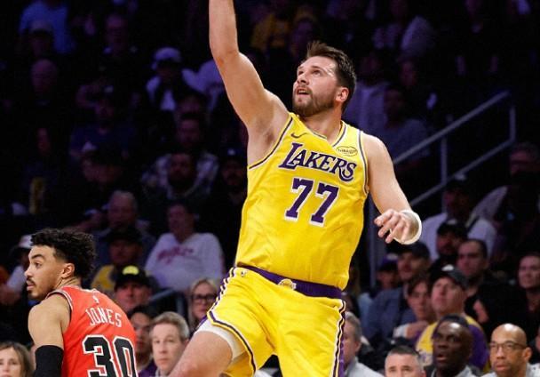 历史40+8+8次数榜：哈登31次居首