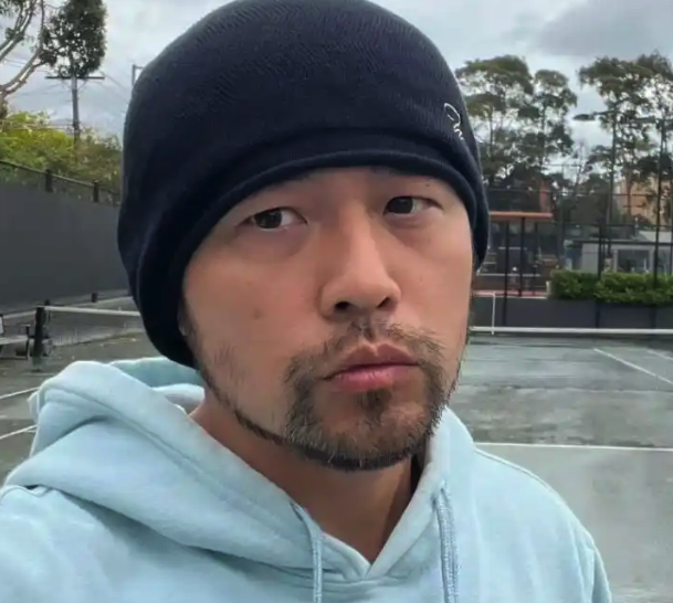 周杰伦胡须变白眼袋明显 强直性脊柱炎疑似加重