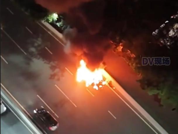 广州科韵路一燃油车着火爆响！