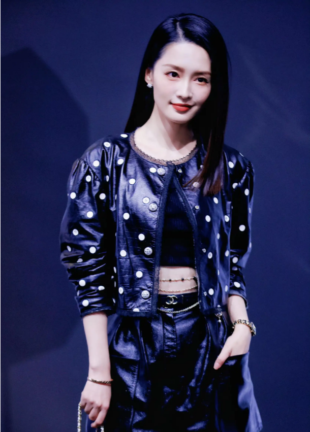 李沁波点黑皮衣造型生图：黑长直笑容甜美 气质绝佳