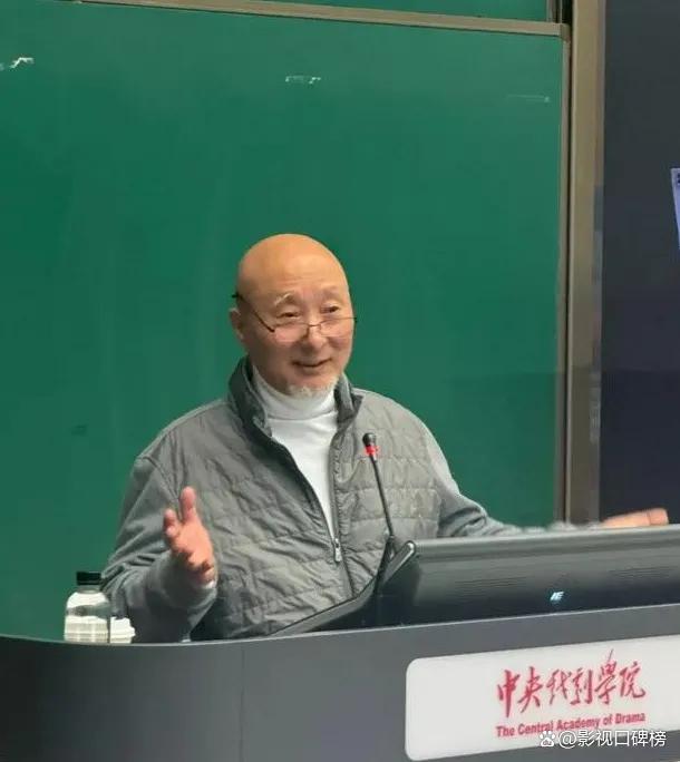 71歲陳佩斯中戲開講 靳東狂記筆記 喜劇傳承再續(xù)新篇章