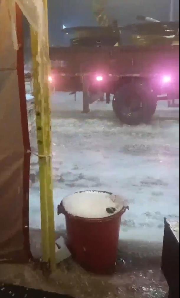 醫(yī)生拉著患者看雞蛋大的冰雹 威寧遭遇極端天氣