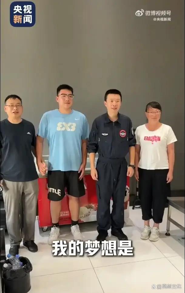 被洪水围困 危急时刻母子相让 生死关头的爱