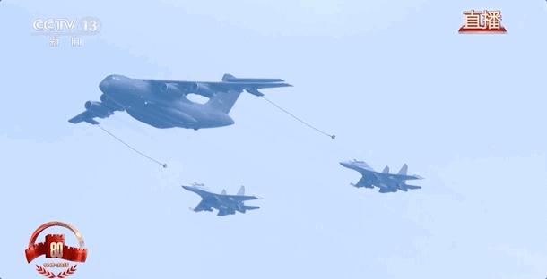 呼啸而来！战机拉出14道彩烟象征14年抗战