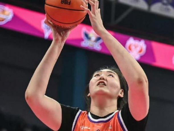 女姚明打爆女KD的背后 张子宇的进步被身高所掩盖 篮不住嘴 巨人时代的困惑