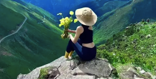 女游客采花拍照引争议！采个花怎么还被调查了？