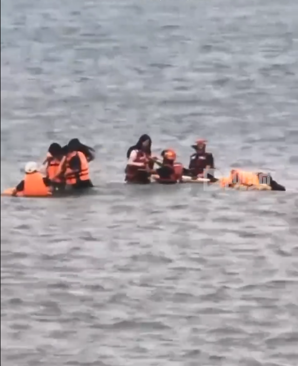 海水涨潮4名女游客被困