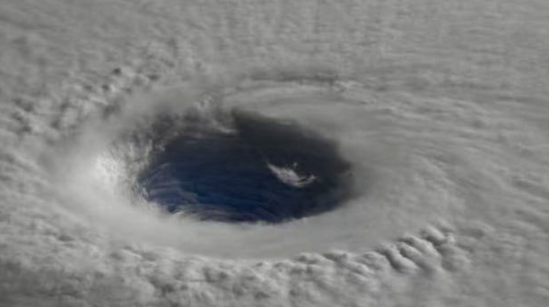 日本或現(xiàn)數(shù)十年一遇大規(guī)模災(zāi)害 飛機(jī)進(jìn)入臺風(fēng)夏浪內(nèi)部拍下渦旋