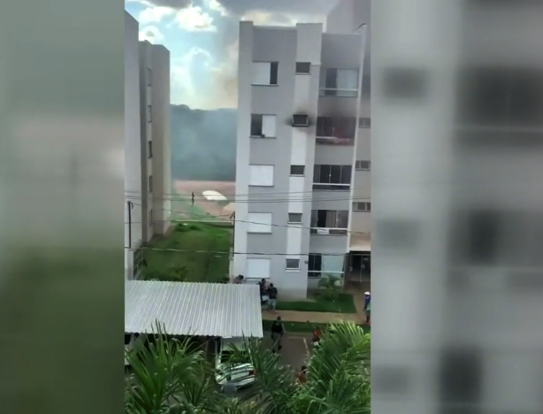 巴西女孩和家人吵架纵火，爷爷奶奶从4楼跳下逃生！