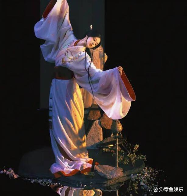 杨超越战国袍写真大片 古典美人穿越时空，惊艳网络