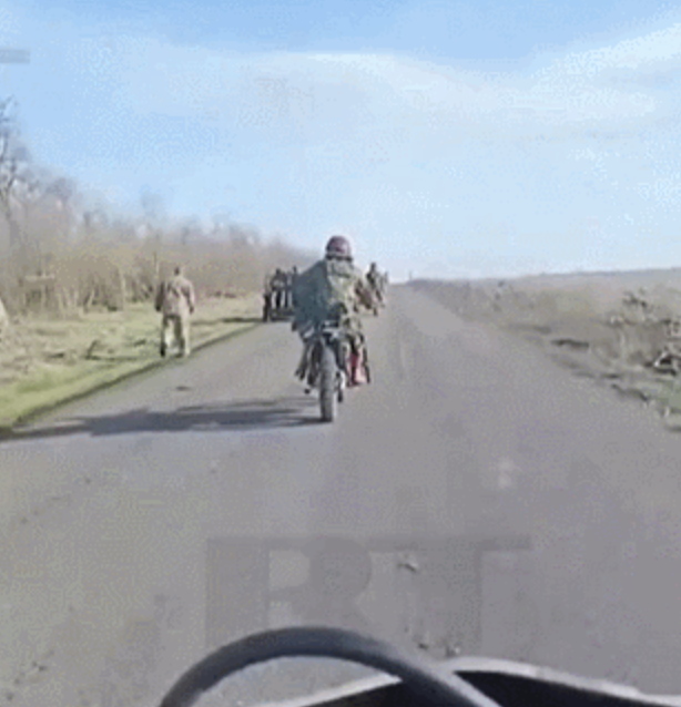 罕见前线画面！俄军押送15人乌军被俘小队 俄士兵骑越野车伴随押送