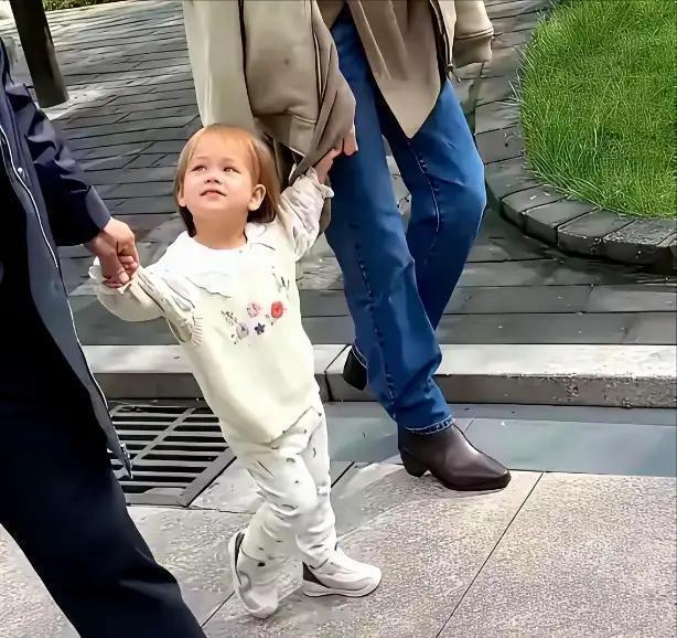 内娱独自抚养孩子的女明星 王鸥公开承认单亲妈妈身份