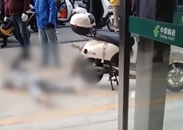 女孩跳楼过路男子扑救当肉垫