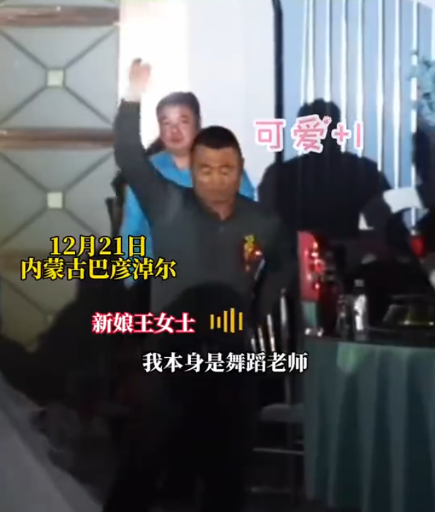 婚礼现场新娘与父亲共舞