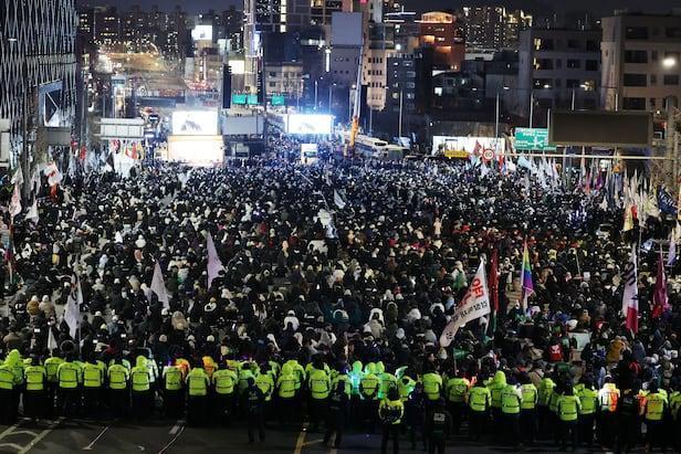 总统官邸附近爆发大规模集会，尹锡悦支持者与反对派互骂，有民众与警方发生冲突被捕 集会人数激增引发对峙