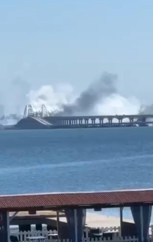 俄称击落两枚乌方导弹 现场照片白烟滚滚 克里米亚方面称这是特勤部门在大桥上施放了烟幕