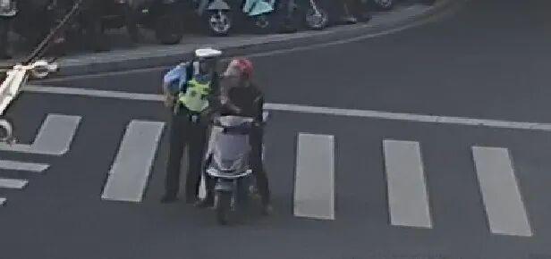 男子求助交警意外保住1000元血汗钱