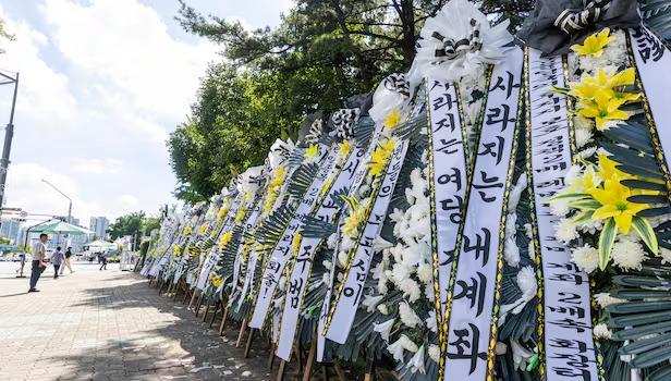 散户集体抗议 韩国会前摆满吊唁花圈