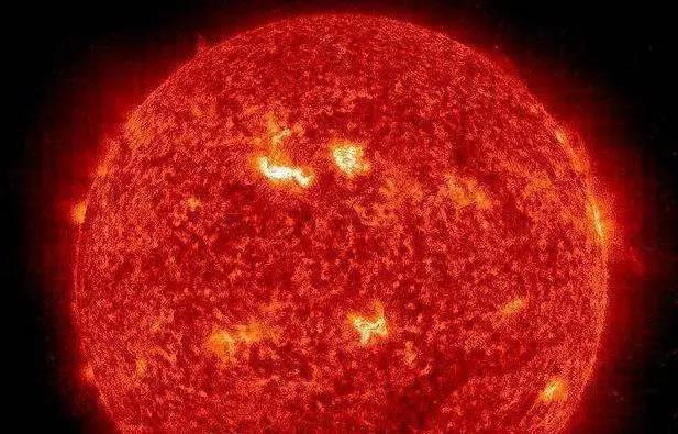 太阳表面温度接近6000℃，地球都晒热了，为何太空却那么冷？