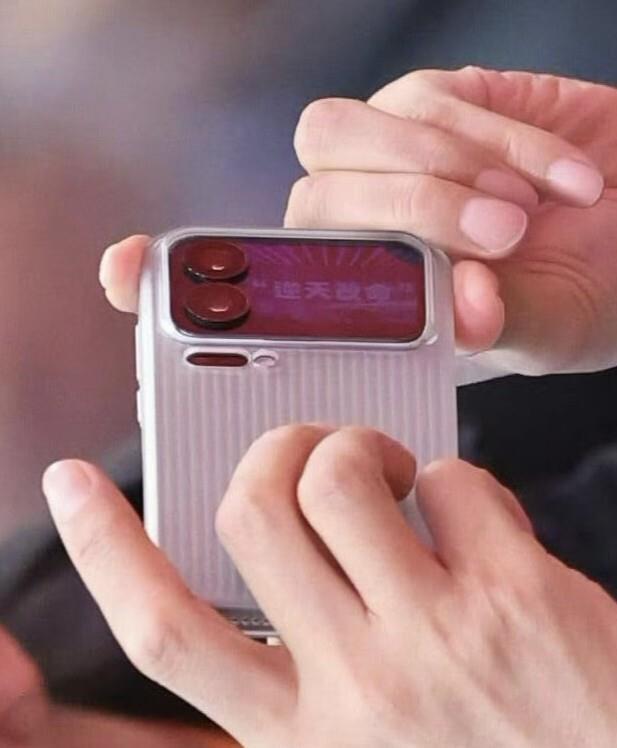 雷军手机背屏壁纸是“逆天改命” 55岁正是闯的年纪