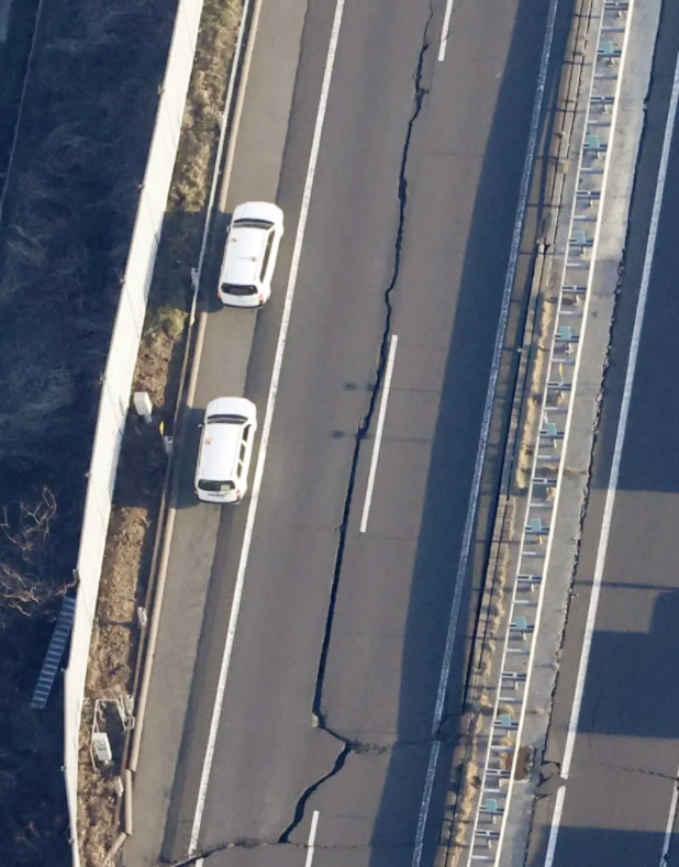 现场:日本强震后公路裂开50米长缝，两辆汽车被卡爆胎