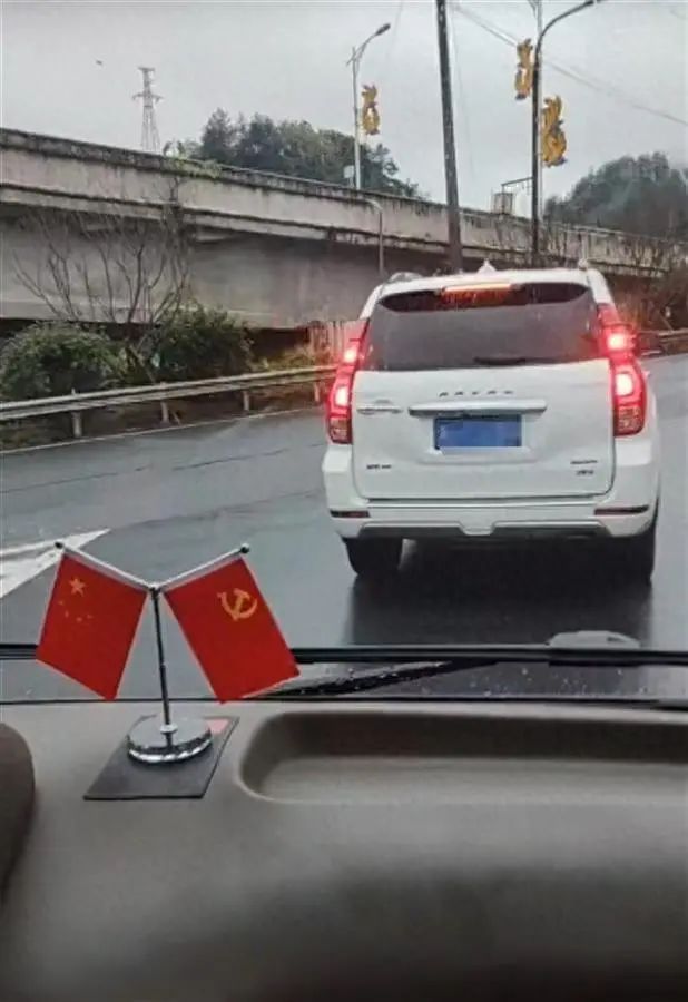 旅游客车疑遭国企领导别车逼停凤凰县回应正在和当事人协商处理