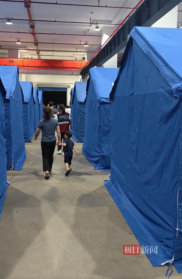 柳州震后新安置点现场备有螺蛳粉 物资充足保障居民生活