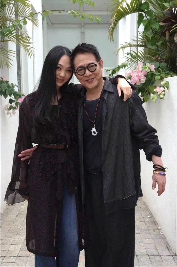 李连杰女儿晒出父女合影 称将改造老爸造型