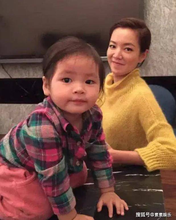 阿雅的女儿都这么大了？长相黝黑像混血，在西雅图和王伟忠合影