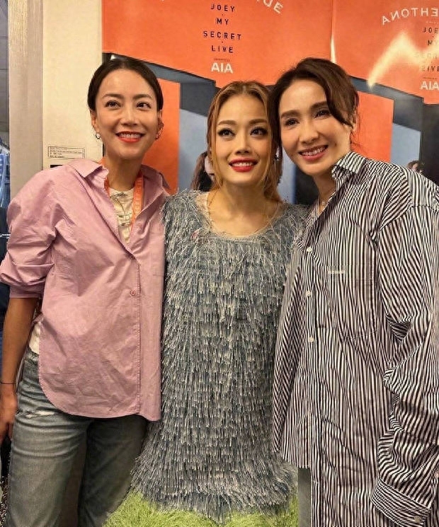 黎姿晒与容祖儿演唱会合照 二人贴脸搂腰对镜甜笑