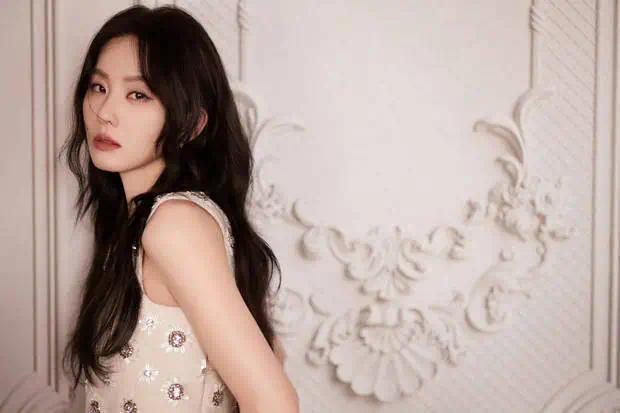 刘诗诗侧面身材纤细。