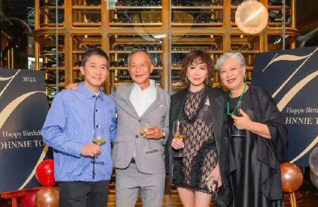刘嘉玲身穿网格短裙身材优厚。
