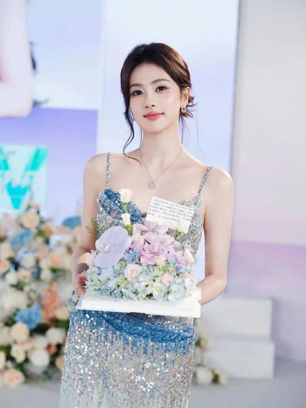 白鹿手捧鲜花